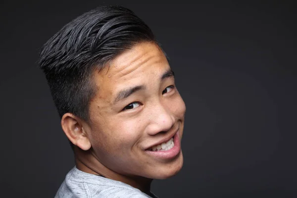 Asiático Jovem Cara Está Sorrindo — Fotografia de Stock