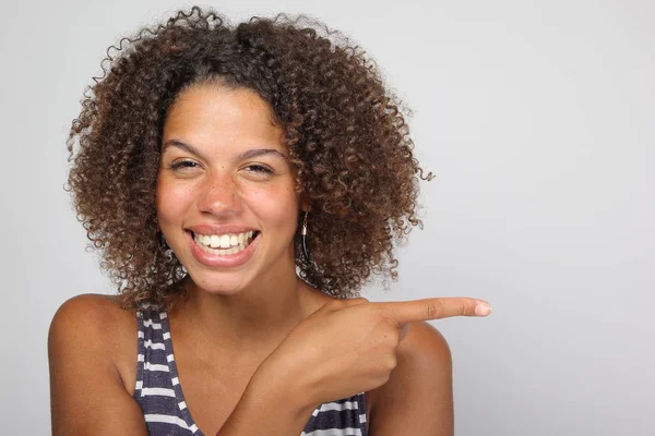 Mujer Negra Feliz Sobre Fondo Blanco — Foto de Stock