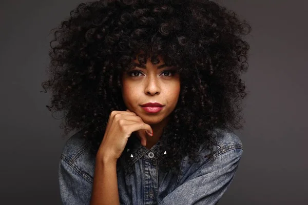 Hermosa Mujer Afro Americana Serio — Foto de Stock