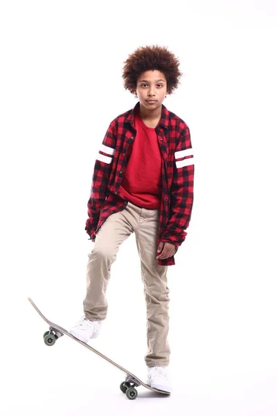 Petit Garçon Noir Avec Skateboard — Photo