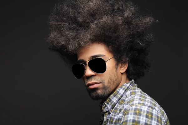 Gelockter Schwarzer Mann Posiert Mit Brille — Stockfoto