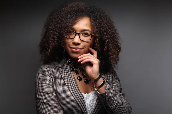 Mooie Afro Amerikaanse Vrouw Lacht — Stockfoto