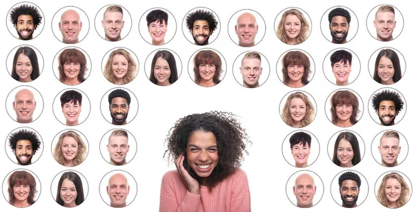 人々の顔とアイコンの背景に笑顔アフロアメリカ人の女性 — ストック写真