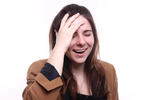 Mooie Kaukasische Vrouw Haar Hoofd Aan Raken Glimlachen — Stockfoto