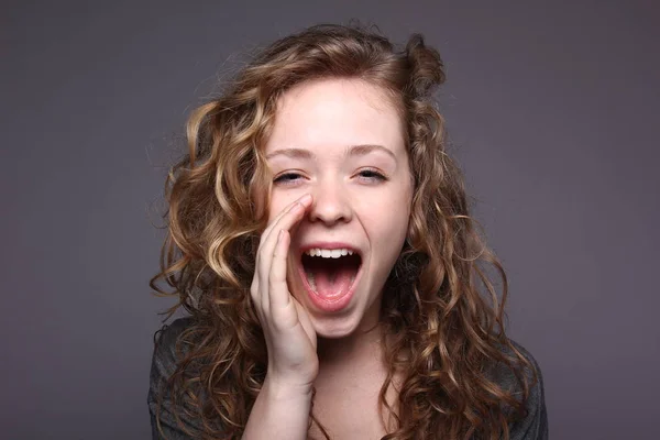 Schöne Kaukasische Frau Schreit — Stockfoto