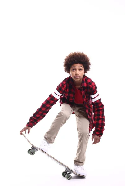 Piccolo Ragazzo Nero Con Skateboard — Foto Stock