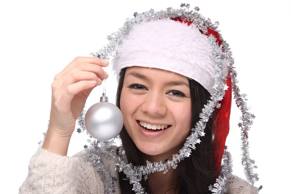 Χαρούμενος Νεαρός Ασιατικό Κορίτσι Φοράει Καπέλο Χριστουγέννων Και Εκμετάλλευση Μπάλα — Φωτογραφία Αρχείου