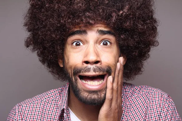 Surpreendido Homem Negro Com Cabelo Grande — Fotografia de Stock