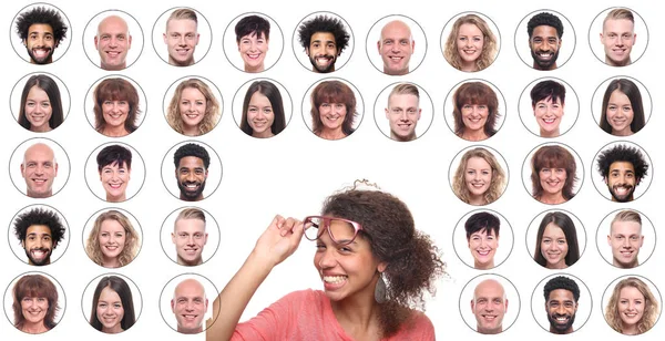 Lächelnde Afroamerikanerin Auf Dem Hintergrund Von Ikonen Mit Menschengesichtern — Stockfoto