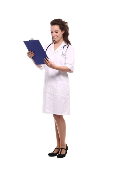 白种人女医生 身穿听诊器和剪贴板的医疗制服 — 图库照片