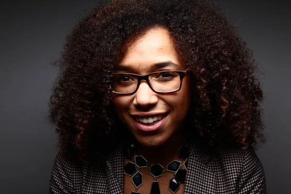 Mulher Afro Americana Bonita Está Sorrindo — Fotografia de Stock