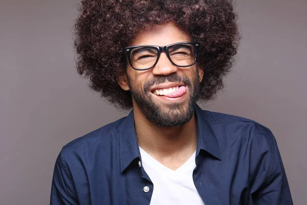 Glücklicher Schwarzer Mann Brille Posiert — Stockfoto