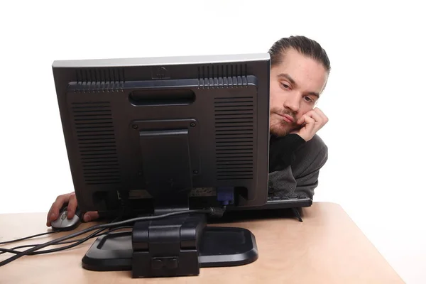 Homem Caucasiano Está Trabalhando Computador Mesa — Fotografia de Stock