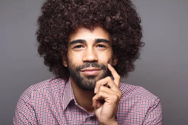 Gelukkig Zwarte Man Met Grote Haren — Stockfoto