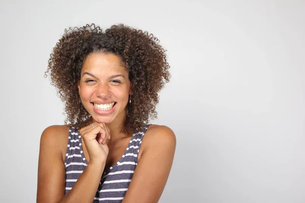 Счастливая Черная Женщина Белом Фоне — стоковое фото
