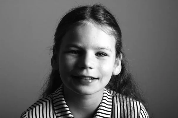 Lächelndes Kleines Mädchen Auf Schwarzem Und Weißem Hintergrund — Stockfoto