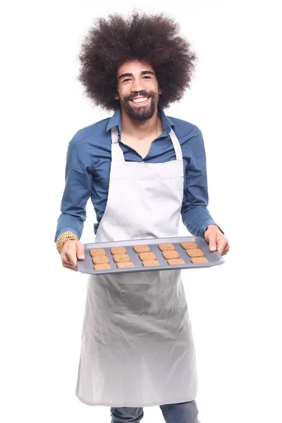 Feliz Hombre Negro Sosteniendo Bandeja Con Galletas Sobre Fondo Blanco —  Fotos de Stock