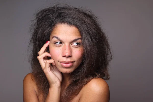 Mooie Zwarte Vrouw Poseren Studio — Stockfoto