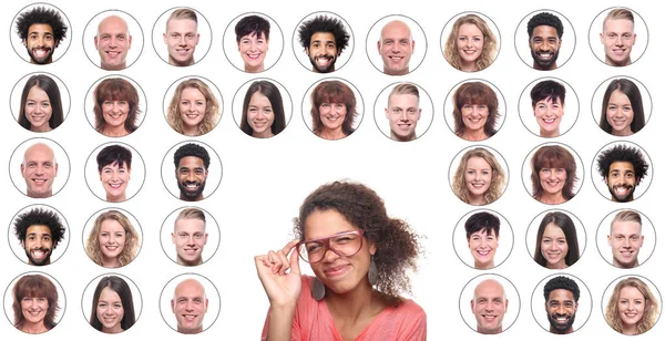 Mujer Afroamericana Sonriente Sobre Fondo Iconos Con Caras Personas —  Fotos de Stock