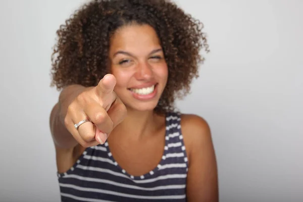 Молода Чорна Жінка Вказує Камеру Білому Тлі — стокове фото