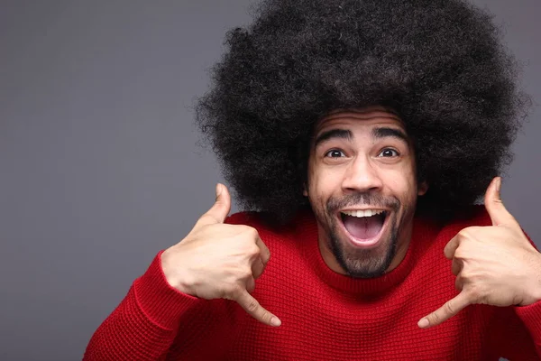 Hombre Negro Mostrando Señal Llamada — Foto de Stock