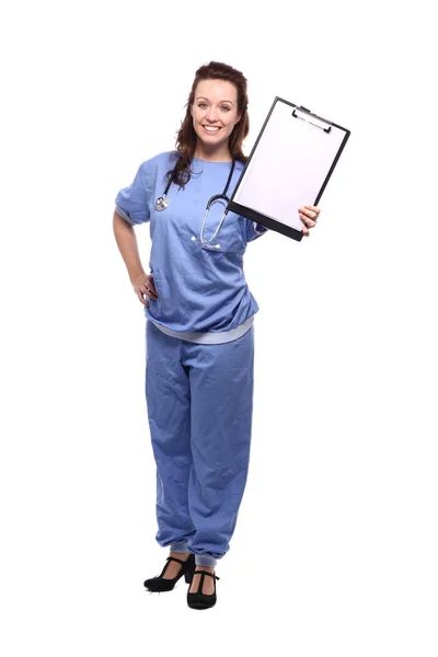 聴診器とクリップボード医療制服を着た白人女性医師 — ストック写真