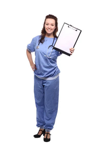 Doctora Caucásica Uniforme Médico Con Estetoscopio Portapapeles — Foto de Stock