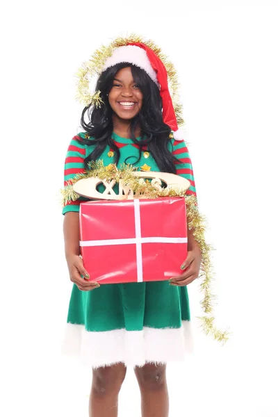 Schöne Afroamerikanische Frau Mit Weihnachtsgeschenk Und Weihnachtsschild — Stockfoto