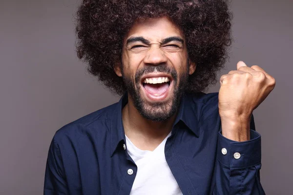 Urlando Nero Uomo Con Grandi Capelli — Foto Stock