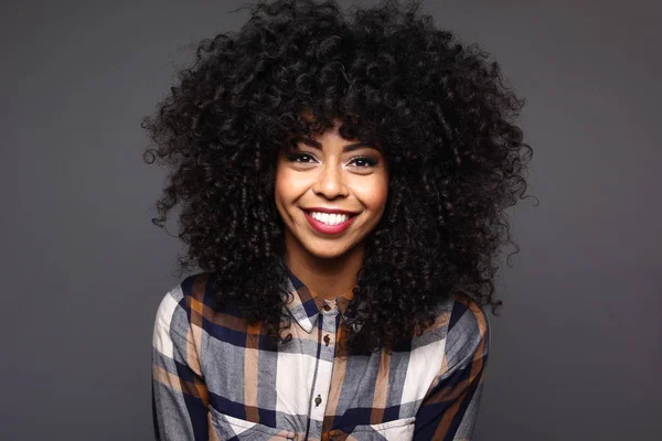 Hermosa Mujer Afro Americana Sonríe — Foto de Stock