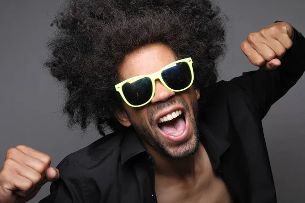 Gritando Preto Homem Óculos Posando — Fotografia de Stock