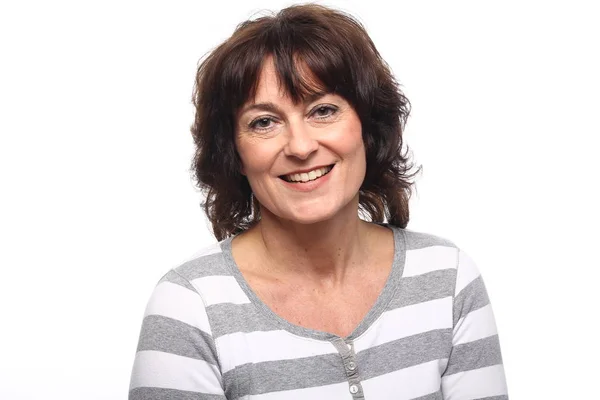 Gülümseyen mutlu yetişkin kadın