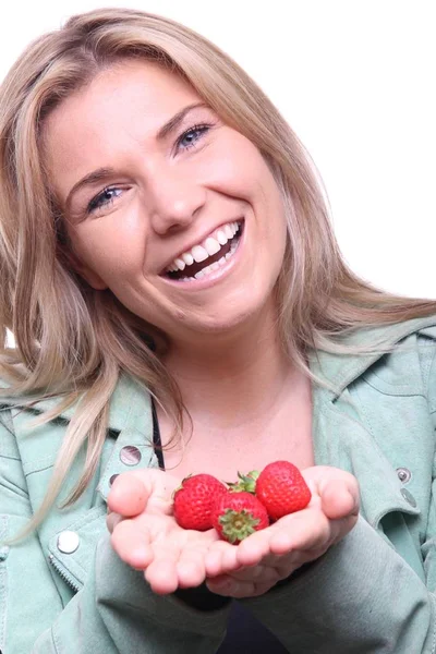 Hermosa Chica Caucásica Comiendo Fresas — Foto de Stock