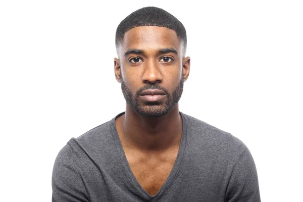 Siyah genç adam poz