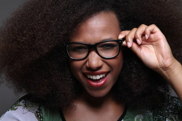 Hermosa Mujer Afro Americana Sonríe — Foto de Stock