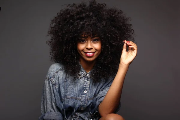 Hermosa Mujer Afro Americana Sonríe — Foto de Stock