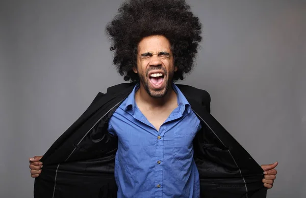 Gritando Preto Homem Com Grande Cabelo — Fotografia de Stock