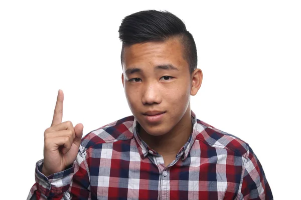 Asiatischer Junger Kerl Zeigt Auf Etwas — Stockfoto