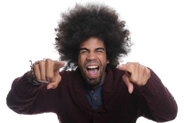 Hombre Negro Apuntando Cámara Sobre Fondo Blanco — Foto de Stock