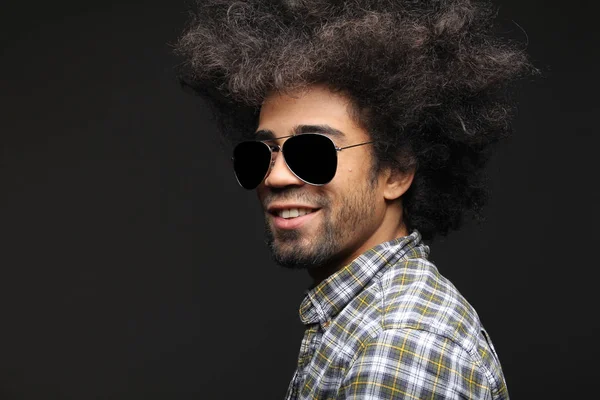 Lockigt Svart Man Poserar Glasögon — Stockfoto