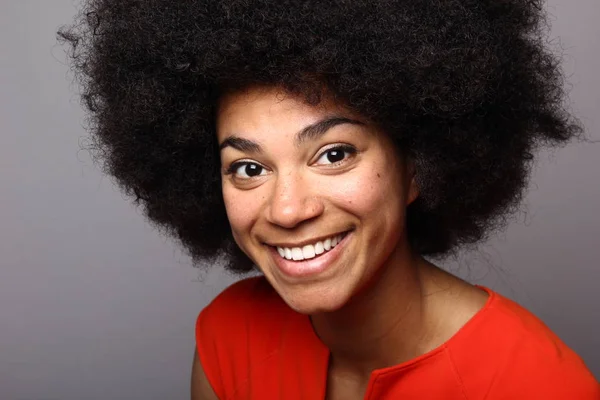 Mulher Afro Americana Bonita Está Sorrindo — Fotografia de Stock