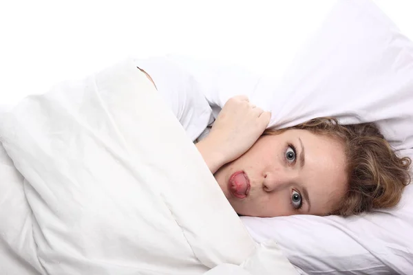 Güzel Genç Kız Yatakta Yatarken Dil Gösterilen — Stok fotoğraf