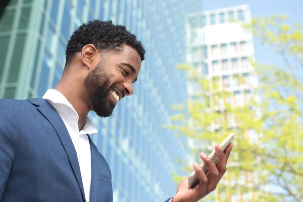Bir cep telefonu kullanarak siyah iş adamı