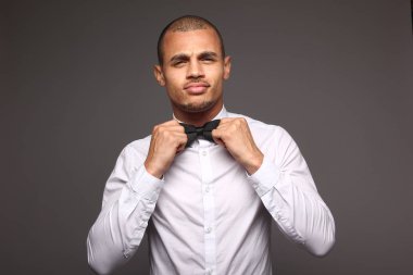 siyah adam Studio poz