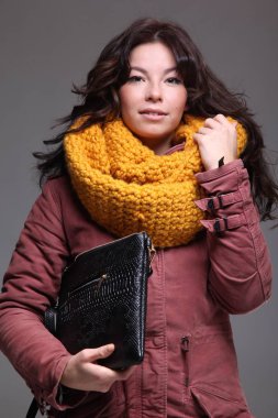 Çanta ile kış giysileri güzel esmer kız