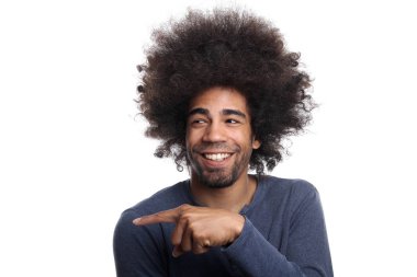 Siyah adam beyaz arka planda bir şey için işaret