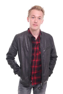 Genç beyaz adam ciddi