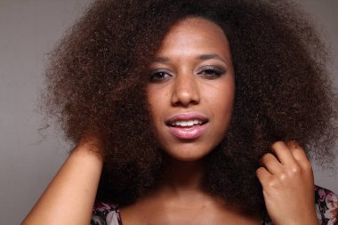 Güzel bir Afro-Amerikan kadın ciddi