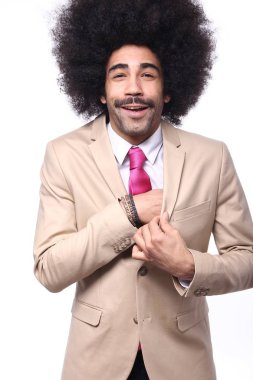 Takım elbise içinde mutlu siyah adam