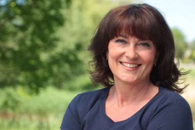 güzel bir kadın parkta poz